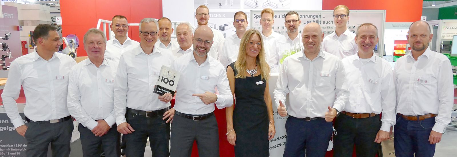 Geschäftsführer Gregor Langer und Mitarbeiter/innen freuen sich über die TOP100-Auszeichnung 2022