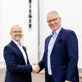 Björn Riechers (r.) übernimmt zum 01.06.2023 die Geschäftsführung der RK Rose+Krieger GmbH von Dr. Gregor Langer (l.), der eine neue berufliche Herausforderung annimmt