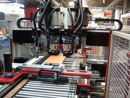 Auch die CNC-Durchlaufbohrmaschine vom Typ BAT-DTW mit bis zu 6-seitiger Bearbeitung ist durch Schutzgitter vor unerlaubtem Zugriff geschützt