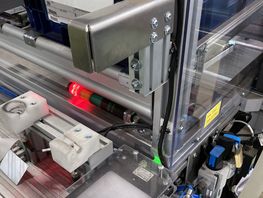 {f:if(condition:'L'immagine mostra una telecamera posizionata sopra un'area di lavoro',then:'L'immagine mostra una telecamera posizionata sopra un'area di lavoro', else:'Postazione di lavoro con sistema di assistenza basato su videocamera')}