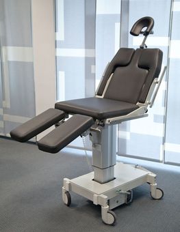 L’illustration montre un fauteuil chirurgical mobile