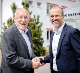 Le directeur sortant de la société RK Rose+Krieger GmbH Hartmut Hoffmann (à gauche) et son successeur Gregor Langer (à droite), ingénieur diplômé qui reprendra la direction générale le 1er juillet 2021