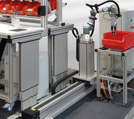 Cobot führt einem Arbeitsplatz Material zu