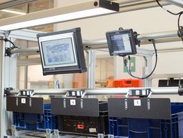 {f:if(condition:'L'immagine mostra un tavolo da lavoro con un display in cui vengono mostrate le istruzioni di lavoro e gli errori.',then:'L'immagine mostra un tavolo da lavoro con un display in cui vengono mostrate le istruzioni di lavoro e gli errori.', else:'Postazione di lavoro con sistema di assistenza basato su videocamera')}