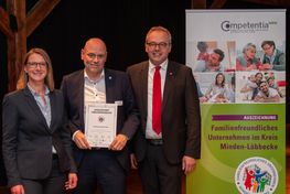 Marketingleiter Bernd Klöpper erhielt die Auszeichnung vom Landrat Dr. Ralf Niermann und Eva Leschinski, Leiterin des Kompetenzzentrums Frau und Beruf OWL