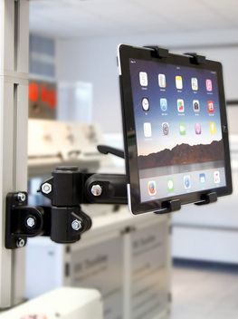 Con il supporto tablet è possibile fissare in modo rapido e semplice dispositivi di visualizzazione (tablet PC, iPad, display ecc.) alla macchina