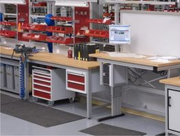 Height-adjustable workstations on the assembly line