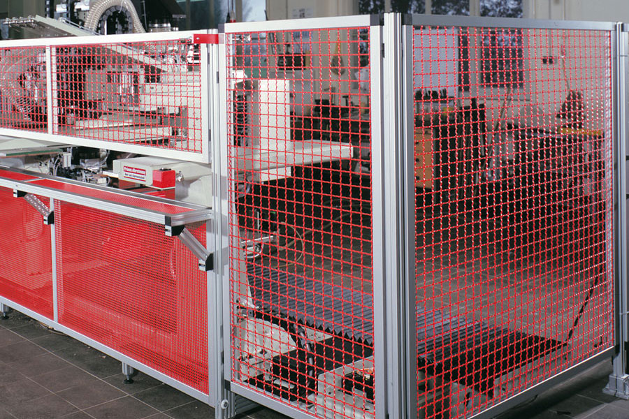 Machine safety fences in combination with standard elements