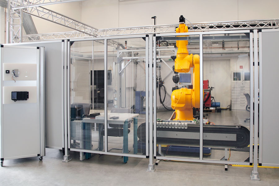 Una griglia di protezione per macchinari come divisorio di protezione per un robot industriale