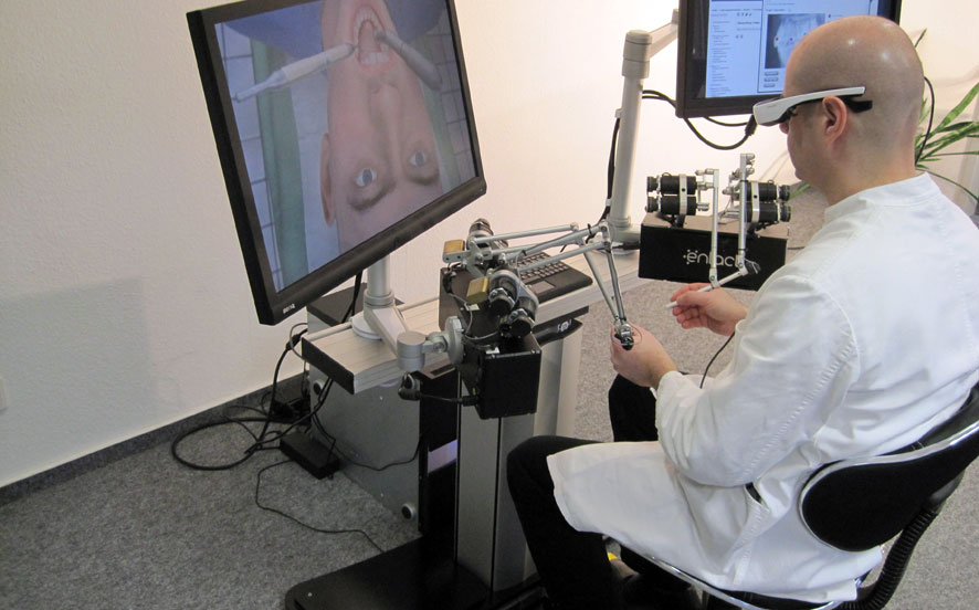 Representación de un simulador quirúrgico regulable en altura